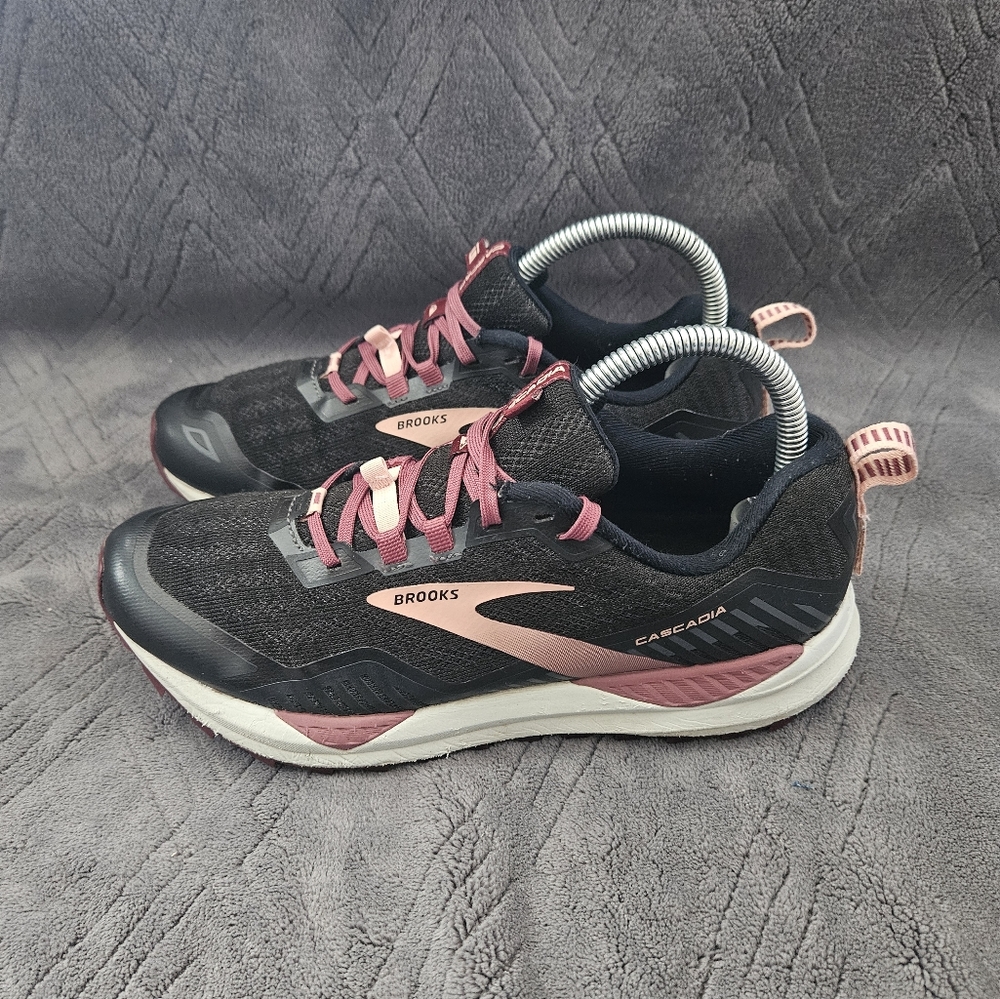 Brooks Cascadia 15 Womens Sz 8.5D Wide Trail Running Shoes Athletic Sneakers.